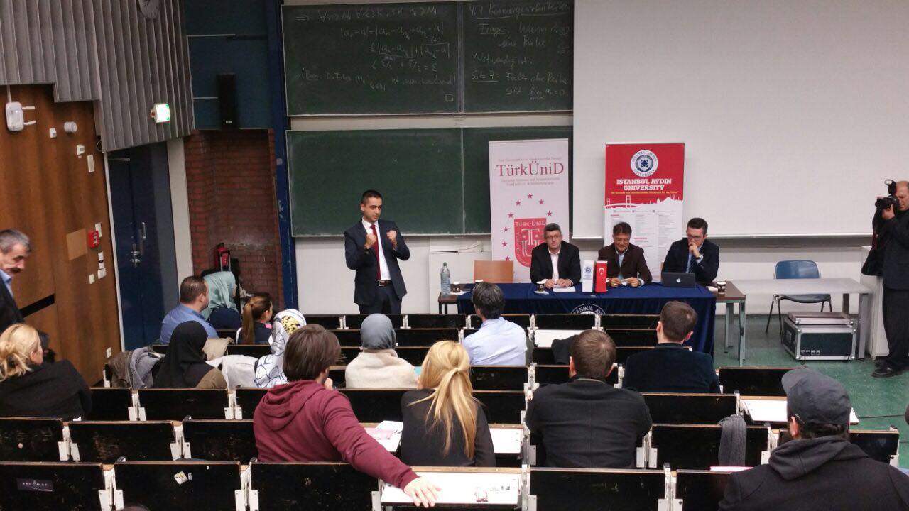  İAÜ, Köln ve Rotterdam`da panelde öğrencilerle buluştu.
